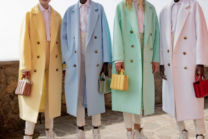 Kolekcja na wiosnę 2022 - płaszcze Max Mara / materiały prasowe - photo: Kevin Tachman 