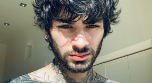 Wet Mop Hair - nowa modna męska fryzura 2022 / Instagram @Zayn