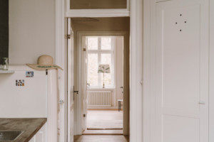 Apartament w Sopocie - stara podłoga / Studio Colombe 