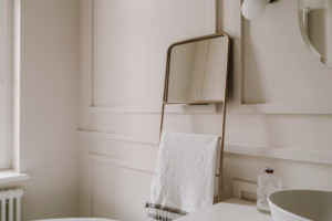 Apartament w Sopocie - wanna wolnostojąca i klimat retro / Studio Colombe 
