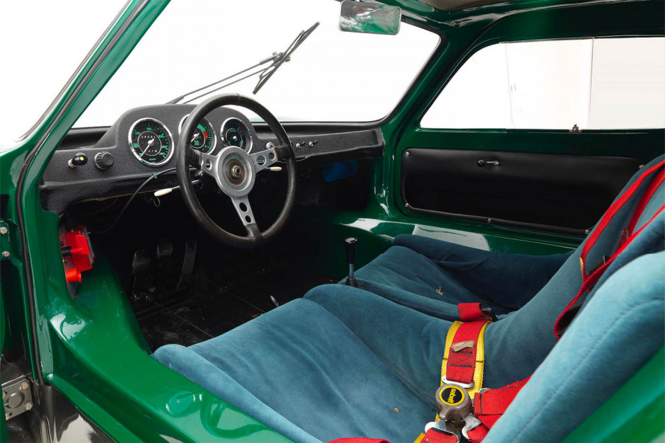 Porsche 904 GTS z 1964 r. - wnętrze auta/fot. Bohnams 