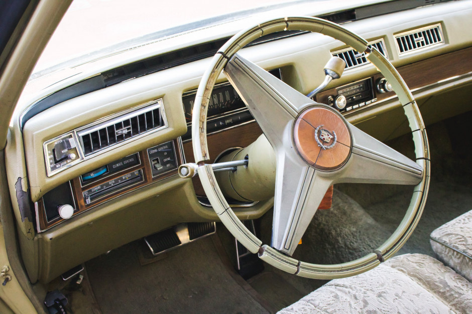 Cadillac fleetwood brougham Elvisa Presleya - wnętrze/fot. Car & Classic
