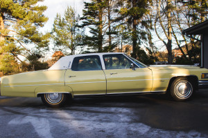 Cadillac fleetwood brougham - bok auta/fot. Car & Classic