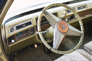Cadillac fleetwood brougham - wnętrze, kierownica/fot. Car & Classic