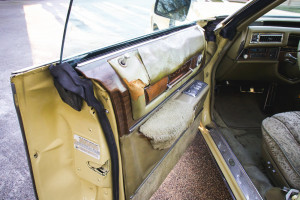 Cadillac fleetwood brougham - wnętrze, drzwi/fot. Car & Classic