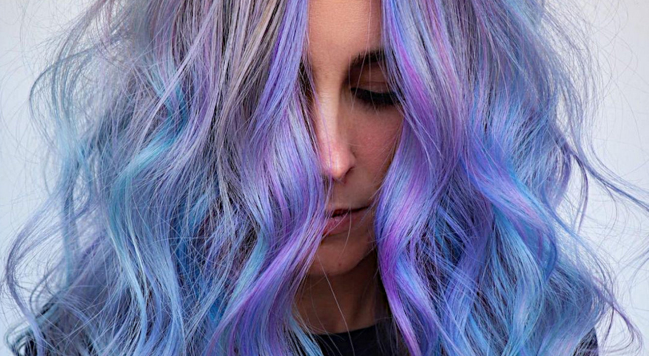 MODNE FRYZURY 2022: Very Peri na włosach - ekstrawagancka koloryzacja dla tych, którzy kochają fryzjerskie metamorfozy