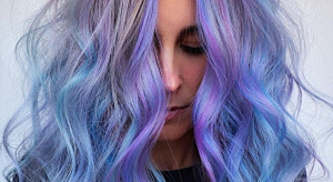 Very Peri na włosach - ekstrawagancka koloryzacja dla tych, którzy kochają fryzjerskie metamorfozy