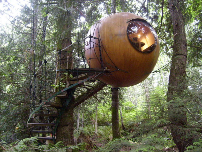 Free Spirit Spheres – okrągłe domki na drzewie. Fot. https://freespiritspheres.com/