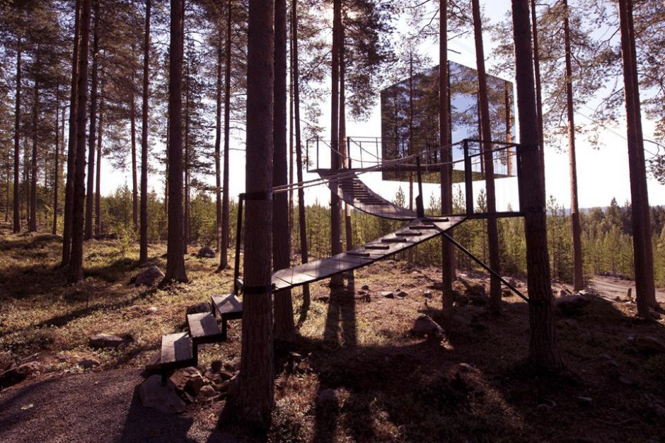 Lustrzany domek na drzewie. Mirror Cube, projekt: Bolle Tham i Martin Videgård. Fot. Tree Hotel