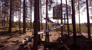 Lustrzany domek na drzewie. Mirror Cube, projekt: Bolle Tham i Martin Videgård. Fot. Tree Hotel