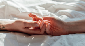 Para trzymająca się za ręce/fot. Shutterstock