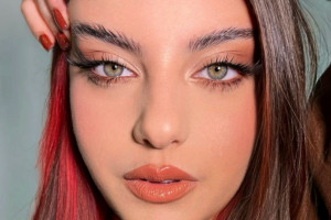 Modny makijaż - brzoskwiniowe smokey eyes / Instagram @lynnazzi.makeup