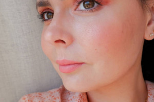 Modny makijaż w kolorze brzoskwini / Instagram @herbeautylife
