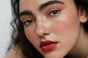 Modny makijaż - delikatny dzienny makijaż w odcieniach ciepłej brzoskwini / Instagram @makeupbyaugustina