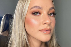 Modny makijaż - brzoskwiniowy makijaż dla blondynki / Instagram @ariellewraybeauty
