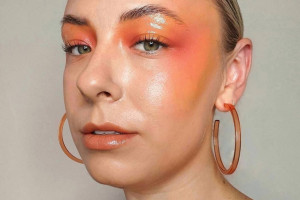 Modny makijaż - brzoskwiniowy makijaż na imprezę / Instagram @kendra.lspringer
