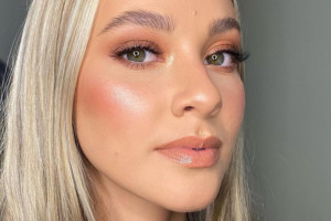 Modny makijaż - brzoskwiniowy makijaż jak pocałunek słońca / Instagram @ariellewraybeauty