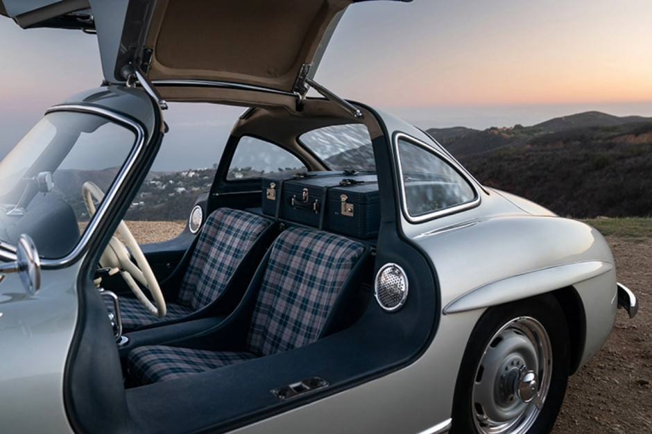Mercedes-Benz 300 SL "Gullwing" - gabardynowe wnętrze/fot. Sotheby's