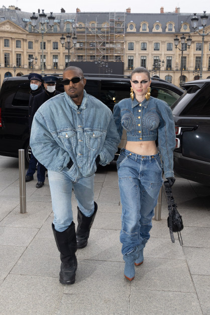 Julia Fox i Kanye West podczas Paris Fashion Week / Getty Images