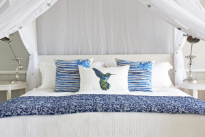Luksusowa wyspa Thanda - sypialnia i łóżko z baldachimem / materiały prasowe 