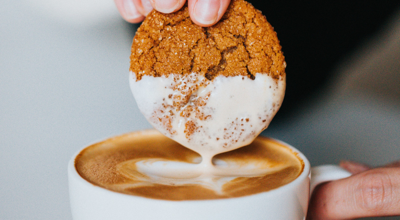 Kawa i ciasteczko - eksperci wyjaśniają, dlaczego tak kochamy to połączenie. Wcale nie chodzi o smak