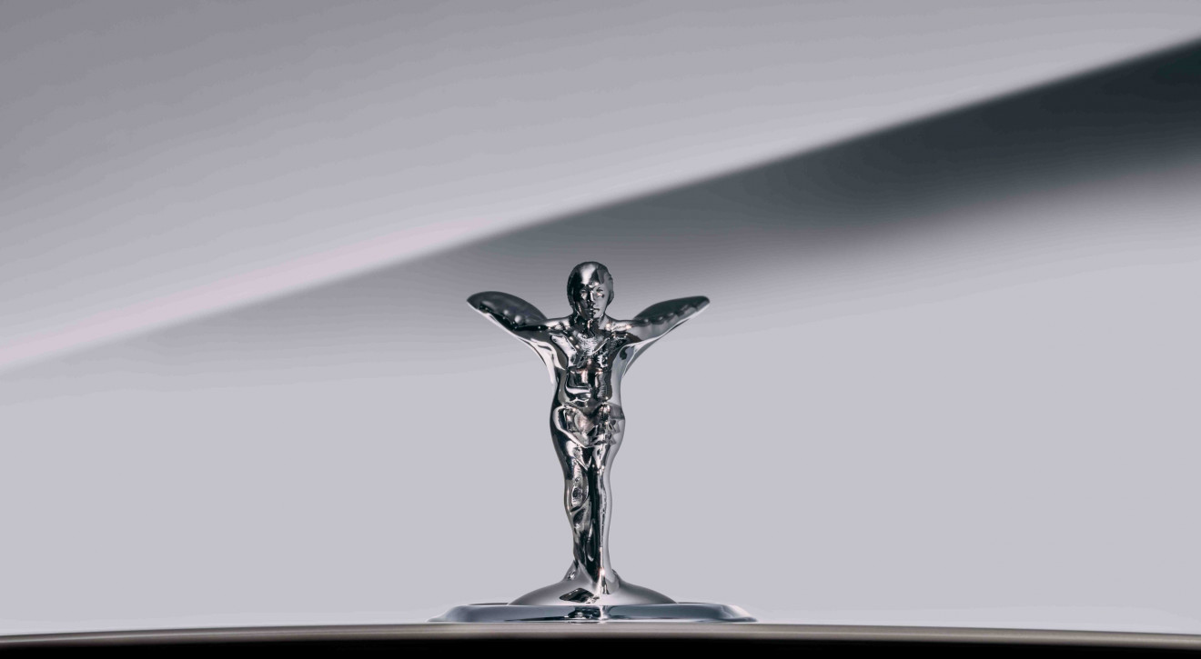 Rolls-Royce odświeża swoją kultową figurkę „Spirit of Ecstasy”. Będzie bardziej aerodynamiczna
