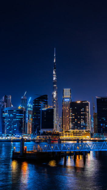 Dubaj oświetlony nocą / Photo by Mohammad Amin on Unsplash