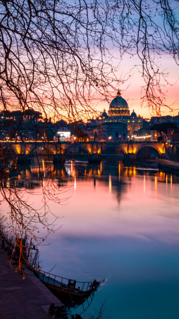Rzym po zachodzie słońca / Photo by John Rodenn Castillo on Unsplash