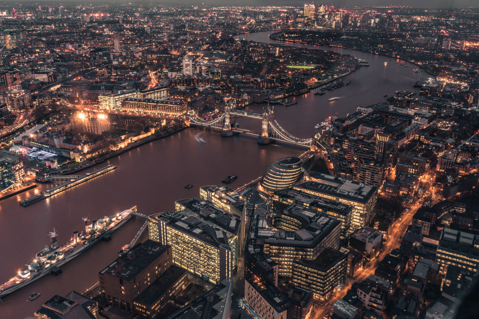 Londyn z lotu ptaka nocą / Photo by Giammarco on Unsplash