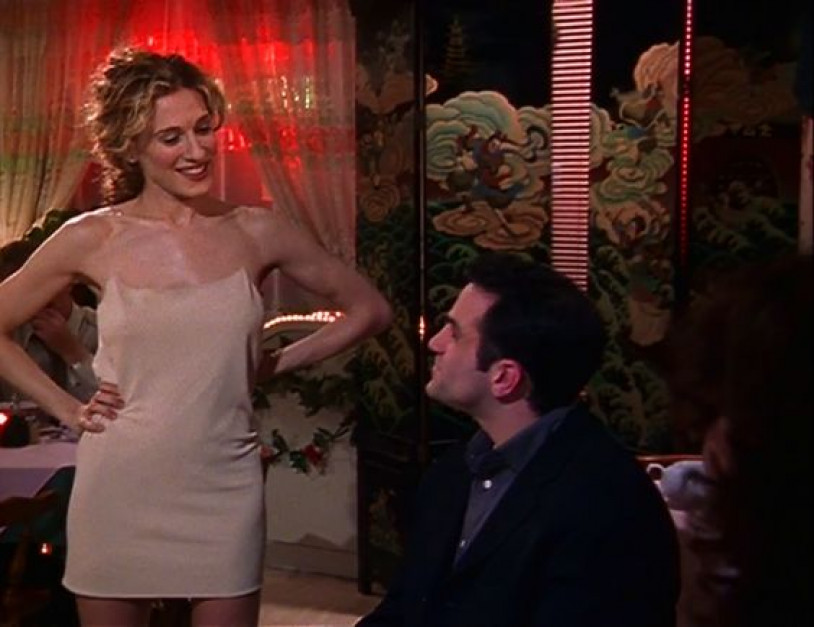 Bieliźniana sukienka Carrie Bradshaw / kadr z serialu