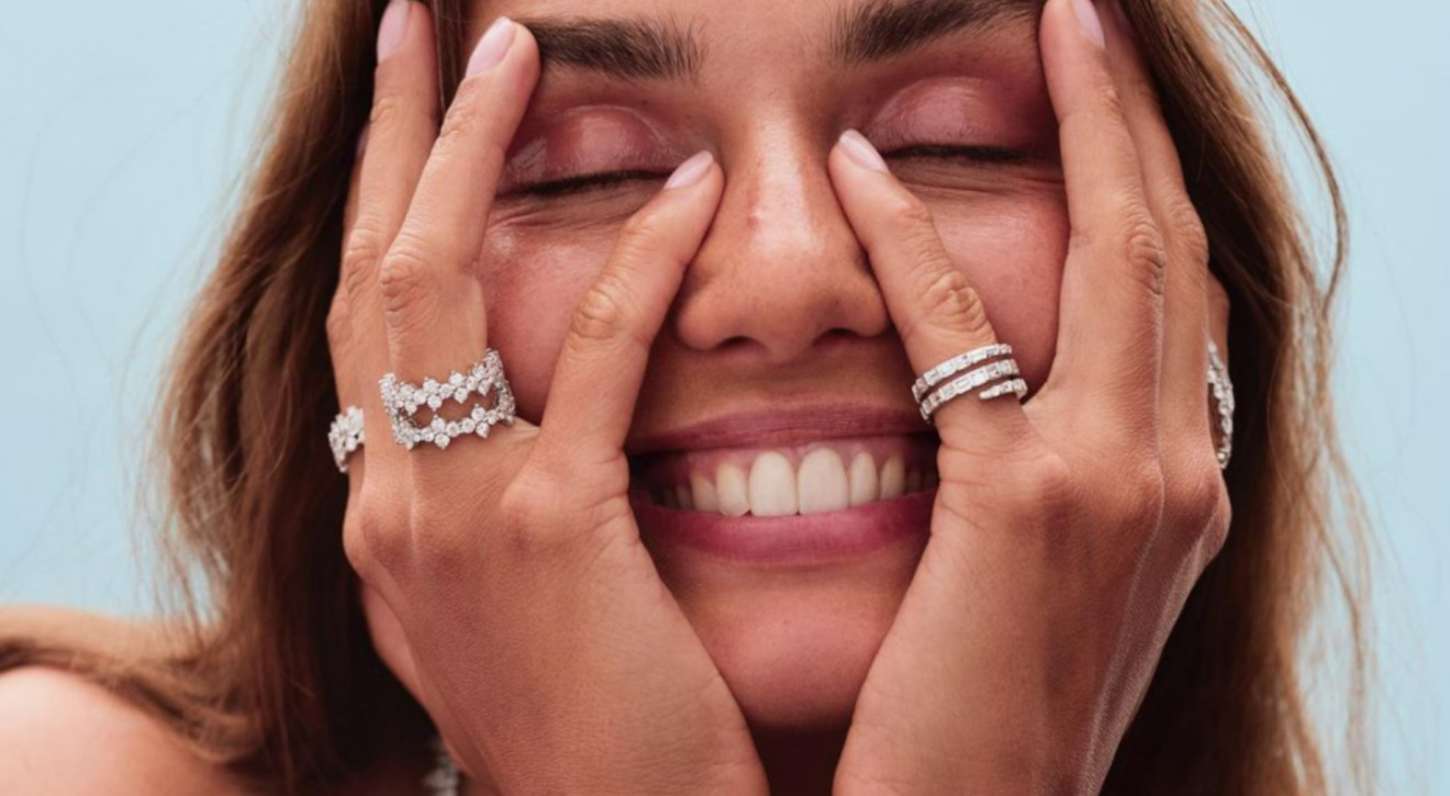 Najmodniejsze pierścionki zaręczynowe 2022: "Toi et moi", różowe złoto i pierścionek w stylu vintage