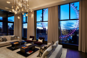 Luksusowy penthouse w Londynie - widok z okna nocą / Canary Wharf Group