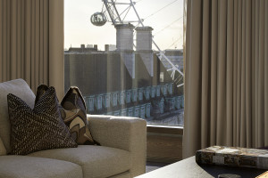 Luksusowy penthouse w Londynie - detale salonu i widok na London Eye / Canary Wharf Group