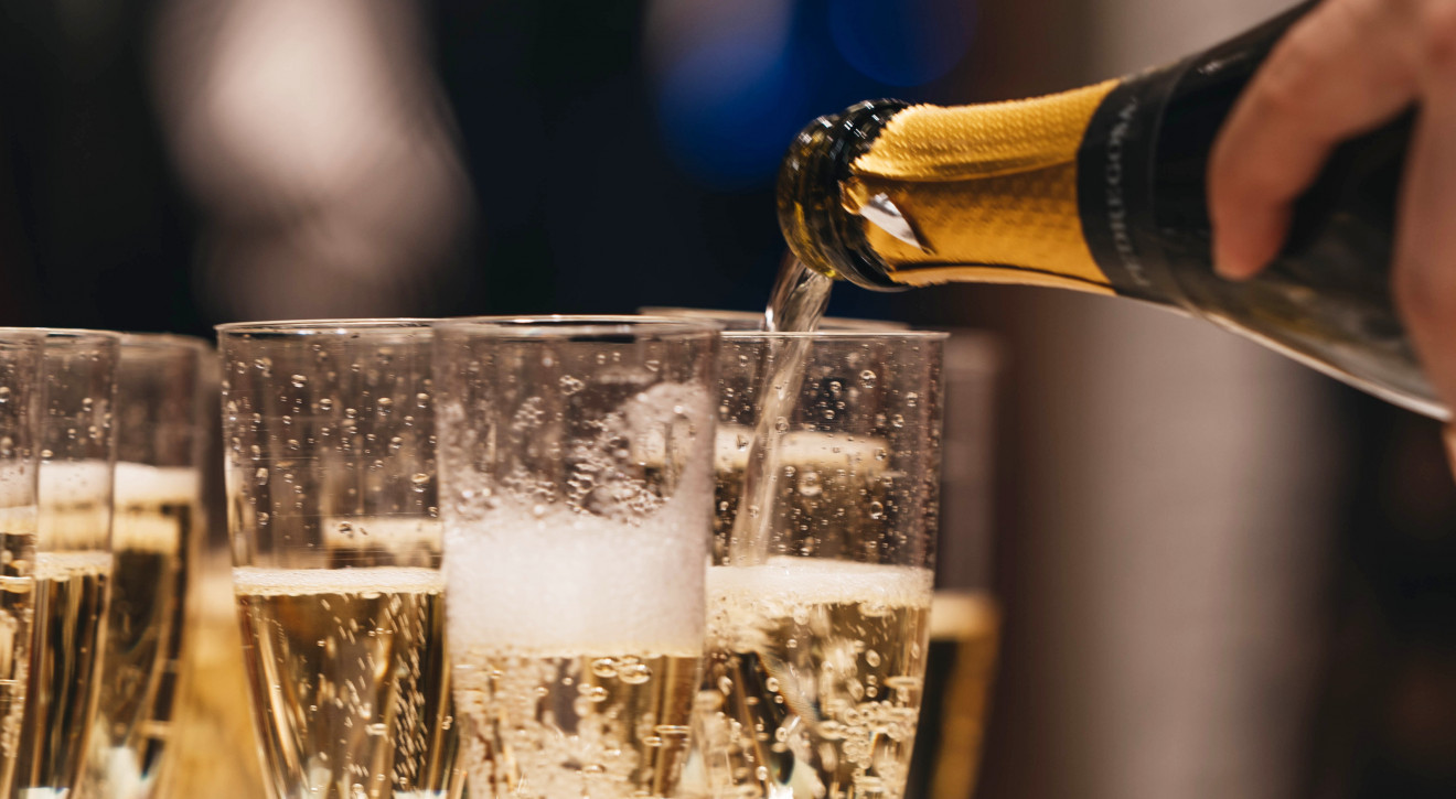 Rekordowe wzrosty na rynku szampana. Dlaczego pijemy coraz więcej "bąbelków"?