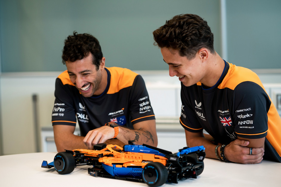 Kierowcy teamu McLaren Racing - Daniel Ricciardo oraz Lando Norris z bolidem Lego Technic McLaren Formula 1, fot. mat. prasowe