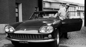 Enzo Ferrari wysiadający z samochodu pod fabryką Ferrari, 1966 r., fot. Mondadori Portfolio, via Getty