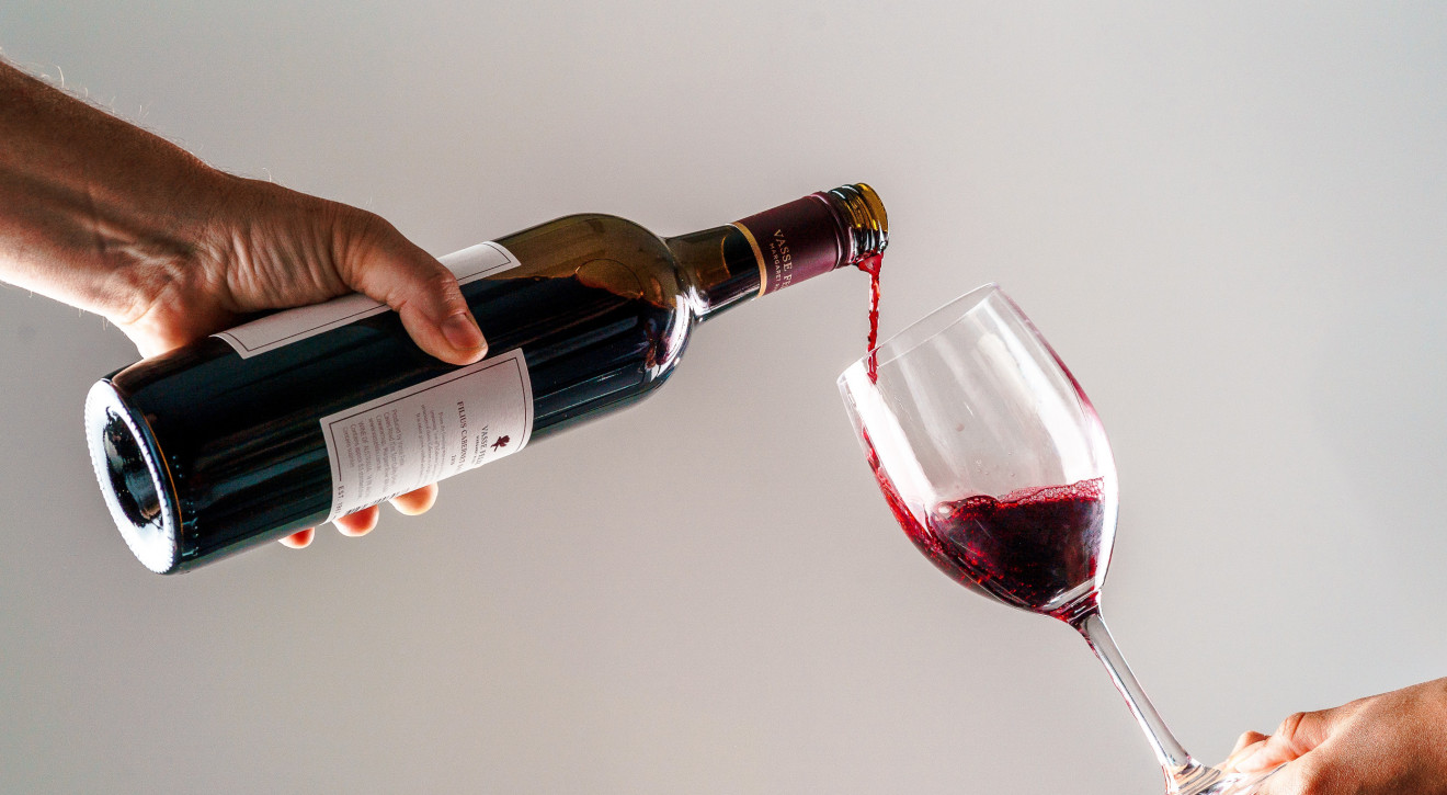 Niewinna lampka wina nie zapobiega chorobom serca. Naukowcy obalili popularny mit