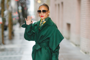 Zielona torebka Jennifer Lopez to hit na wiosnę 2022 / Getty Images