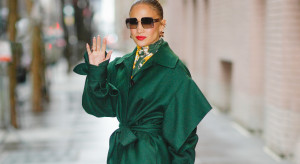 Zielona torebka Jennifer Lopez wywołała lawinę wyszukiwań w Google'u. Kultowy kuferek Aspinal of London to idealny dodatek na wiosnę