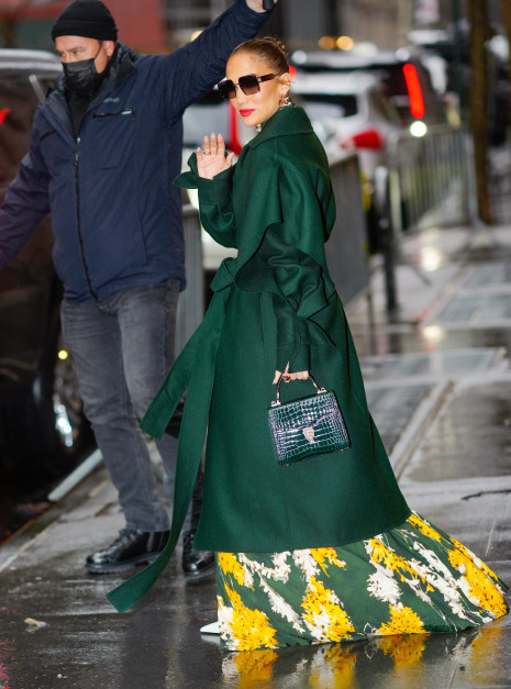 Zielona torebka Jennifer Lopez to hit na wiosnę 2022 / Getty Images 