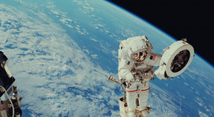 Astronauta NASA podczas spaceru kosmicznego/fot. NASA, Unsplash