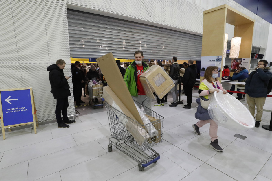 Tłumy w sklepach Ikea na terenie Rosji / PAP