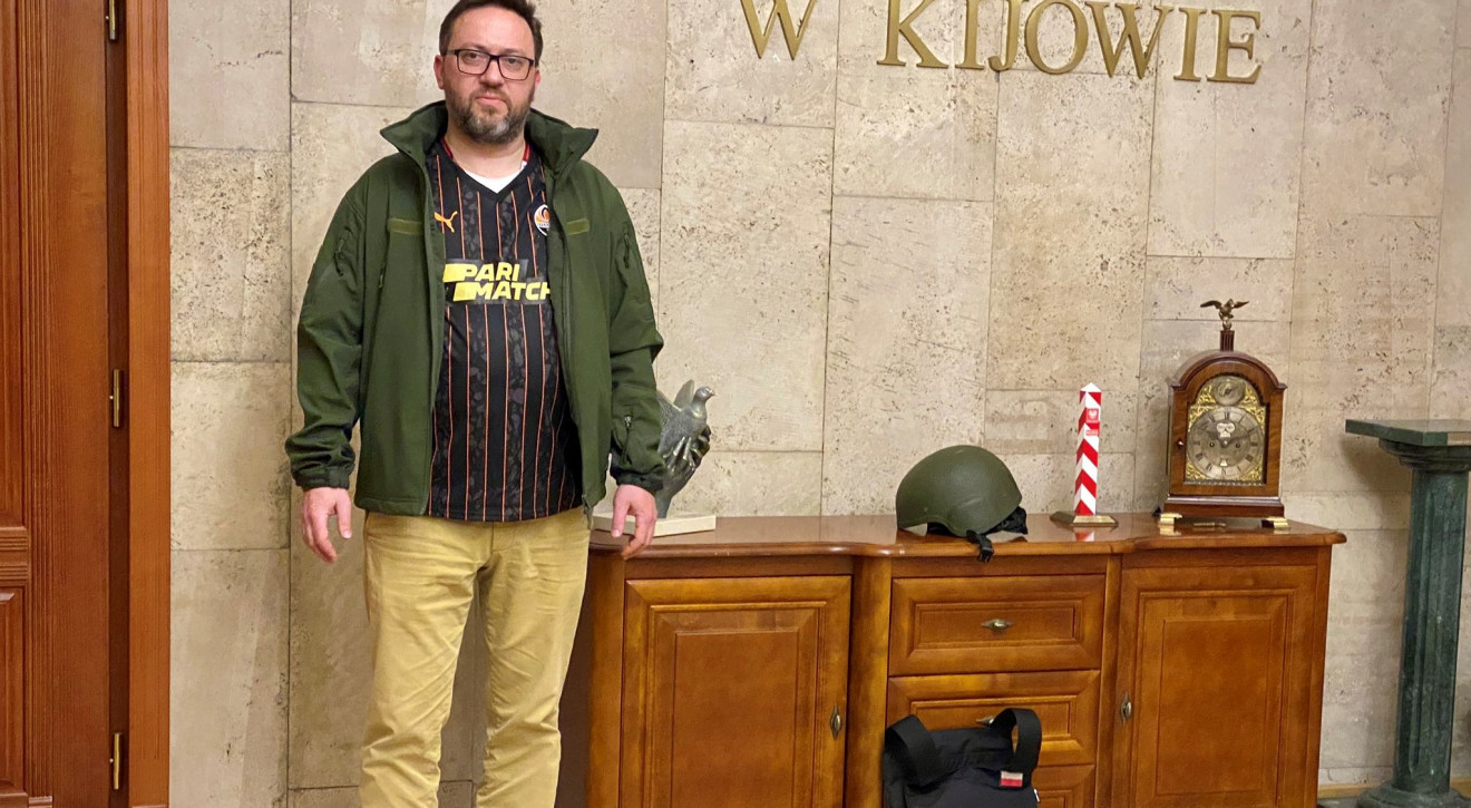 Bartosz Cichocki, polski ambasador w Kijowie/fot. Christpher Miller, Twitter, @ChristopherJM Ambasador Bartosz Cichocki, „Polish Ambo” – jeden z ostatnich dyplomatów w oblężonym Kijowie