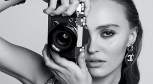 Chanel wspiera Ukrainę / Chanel SS 2022 - Lily Rose Depp w kampanii Chanel - zdjęcia: Inez & Vinoodh