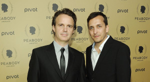 Brent Renaud (po prawej) ze swoim bratem Craigiem Renaud (po lewej) na gali wręczenia Nagród Peabody'ego/fot. Daniel Zuchnik, via Getty Images