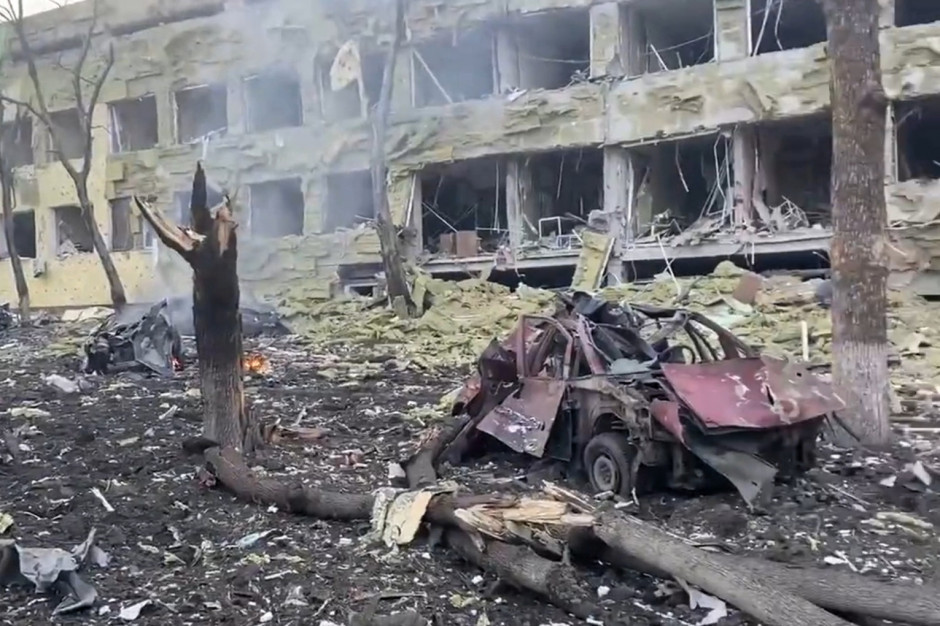 Zbombardowany szpital położniczy i sierociniec w Mariupolu / PAP 