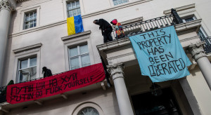 Aktywiści antywojenni okupujący posiadłość Olega Deripaski w Londynie/Chris J. Ratcliffe, via Getty Images