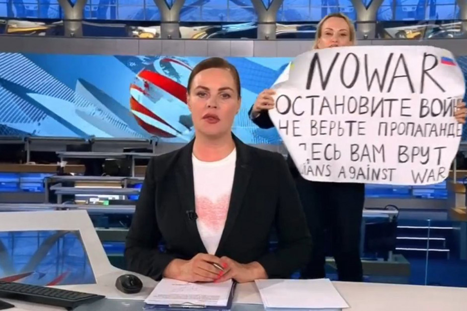 Marina Owsiannikowa zaprotestowała przeciwko wojnie w rosyjskiej telewizji / Twitter