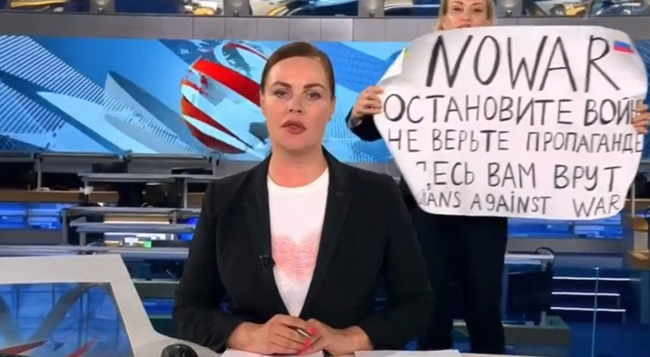 Antywojenny protest w rosyjskiej telewizji. Kim jest Marina Owsiannikowa?