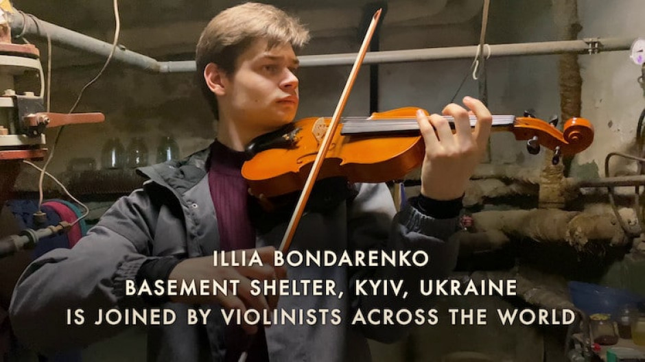 Illia Bondarenko gra na skrzypcach w KIjowie / YouTube